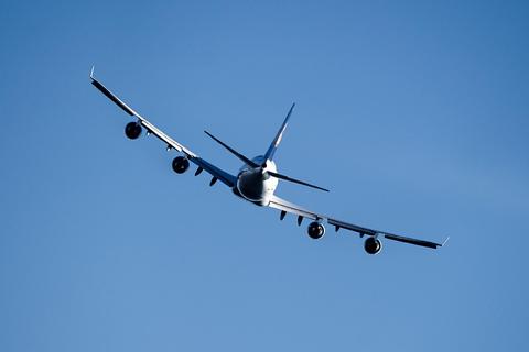 Klima versus Jobs? Innereuropäisches Fliegen, nachhaltiger Fleischkonsum, ein deutsches  Gasembargo gegenüber Russland und ein Vorziehen des Kohleausstiegs auf 2030 (Fotos von  oben nach unten) waren Themen, über die die  Klimaaktivistin und der Gewerkschafter teils  hitzig stritten. Fotos: dpa