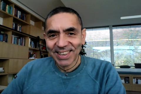 Ugur Sahin in seinem Arbeitszimmer, in dem sich meist alles um den Fortschritt in der Medizin dreht. Und das der Biontech-Chef manchmal auch für Interviews nutzt. Screenshot: VRM