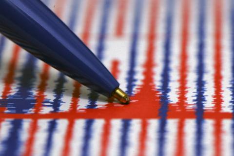 Ein Kugelschreiber zeigt Wellen auf dem Ausdruck eines Seismographen.  Symbolfoto: dpa