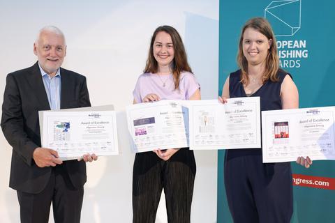 Vier Auszeichnung für die VRM hat Zeitungsdesigner Norbert Küpper am Sonntagabend Mediengestalterin Isabelle Scherthan und Digitalreporterin Katharina Petermeier in Wien überreicht.  Foto: Medienfachverlag Oberauer/APA-Fotoservice/Schedl