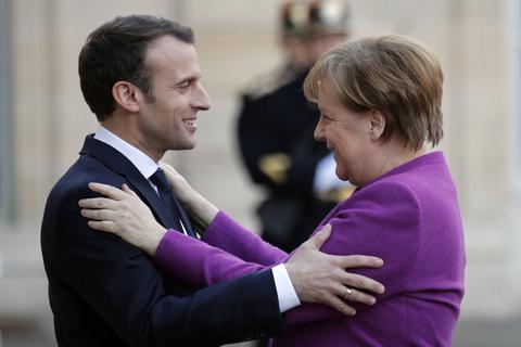 Umarmung in Paris: Frankreichs Präsident Emmanuel Macron begrüßt Bundeskanzlerin Angela Merkel. Archivfoto: dpa