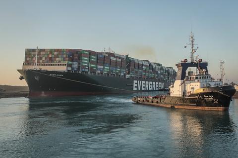 Ein Schlepper arbeitet an der Freisetzung des auf Grund gelaufenen Containerschiffs "Ever Given" im Suezkanal. Foto: dpa