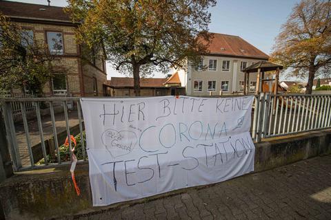 In der Alten Schule in Hofheim wird ab 16. November auf Corona getestet. Das kommt im Stadtteil nicht gut an. Foto: Thorsten Gutschalk