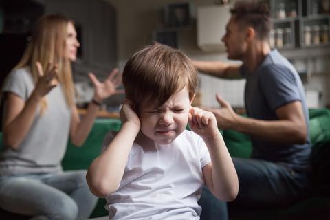 Miteinander auskommen und streiten in den Zeiten der Coronakrise: Für Paare, Eltern und Kinder stellen sich derzeit völlig ungewohnte Fragen. Foto: fizkes - stock.adobe.com