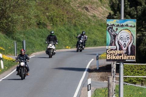 Motorradlärm ist auch im Mossautal im Odenwald seit Jahren Dauerthema: Seit 2018 macht die Gemeinde mit Plakaten darauf aufmerksam. Gebessert hat sich das Problem bisher nicht.  Archivfoto: dpa