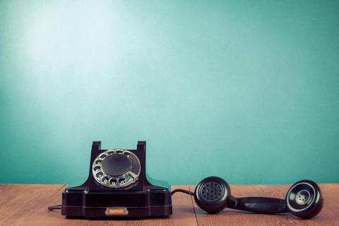 Ein altes Telefon mit Wählscheibe muss es nicht gleich sein, aber zu Hause darf er schon stehen, der Apparat der Gegenwart. Foto: BrAt82 – stock.adobe