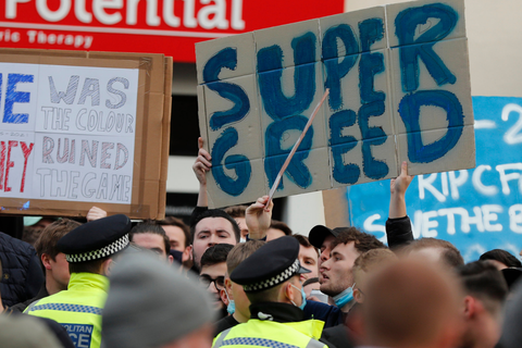 "Super Greed" also "Super Gier" steht auf einem Protestlakat. Fans des FC Chelsea protestieren vor Spielbeginn gegen die geplante Super League. Foto: Frank Augstein/Pool AP/dpa