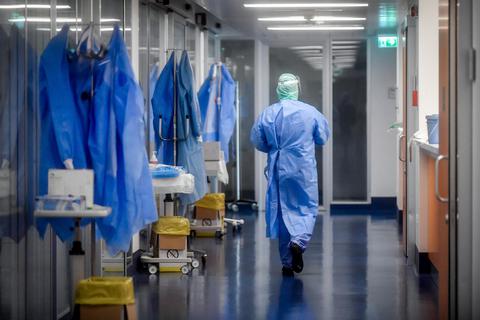 Ein Mitglied des medizinischen Personals geht auf dem Korridor der Intensivstation des Krankenhauses von Brescia entlang. Die Region verzeichnet rund die Hälfte der mehr als 30 000 Coronavirus-Fälle, die in Italien offiziell erfasst wurden. Foto: dpa 