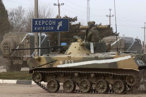 Ein Panzer rollt durch die ukrainische Stadt Armjansk. Foto: dpa