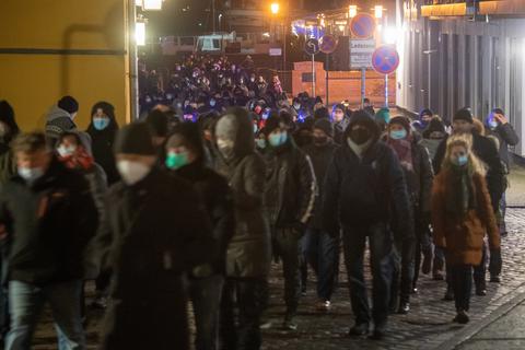 Zehntausende Demonstranten sind am Montagabend in Deutschland gegen Corona-Einschränkungen und Impfpflicht auf die Straße gegangen - hier Teilnehmer in Stralsund. Foto: dpa