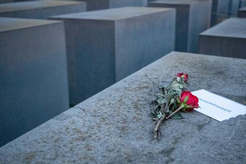 Eine Rose und ein Zettel mit der Aufschrift #weremember auf dem Holocaust-Mahnmal in Berlin. Foto: dpa