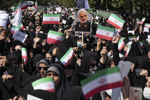 Die iranische Regierung hat in Teheran ihre Anhänger auf die Straße gebracht.   Foto: dpa