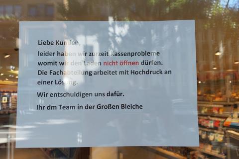Ein Aushang weist am Dienstag, 14. Juni 2022,  auf die Schließung der DM-Filiale an der Großen Bleiche in Mainz hin.  Foto: Julia Sloboda