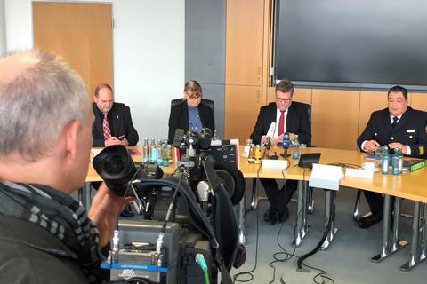 Die Pressekonferenz im Bad Homburger Kreishaus am Samstagmittag. Foto: Mika Beuster