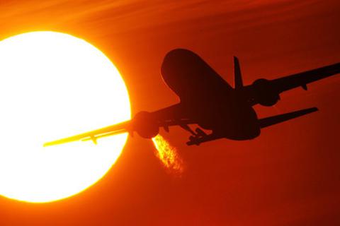 Ein Flugzeug beim Starten. Archivfoto: dpa