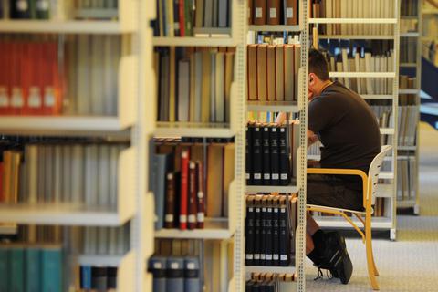 Die Uni-Bibliothek: Ort des Lernens, aber vielerorts zukünftig wohl auch ein Ort zum Aufwärmen. Archivfoto: dpa