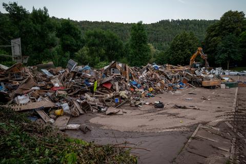 Kordel in Rheinland-Pfalz: Mobiliar, das vom Hochwasser beschädigt wurde, türmt sich an einer Sammelstelle, von wo es wieder weiter transportiert wird. Zahlreiche Häuser im Ort Kordel waren von den Auswirkungen des Hochwassers betroffen.  Foto: Harald Tittel/dpa
