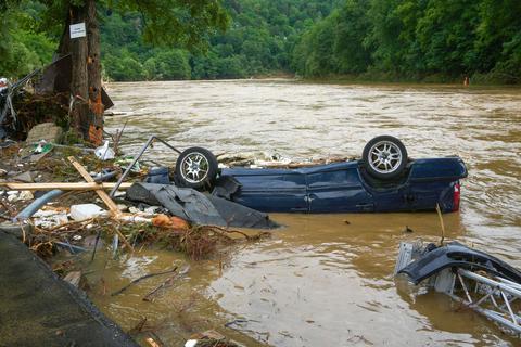 Helfer haben in den Überschwemmungsgebieten viel zu tun. Schaulustige können sie nicht gebrauchen. Foto: dpa