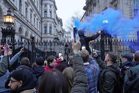 Impfgegner demonstrieren in Whitehall in der Nähe der Downing Street. Die britische Hauptstadt London hat wegen der rapiden Ausbreitung der Omikron-Variante des Coronavirus am Samstag den Katastrophenfall ausgerufen.  Foto: dpa