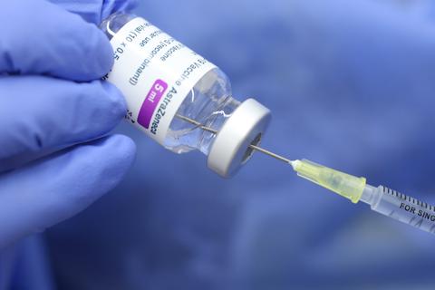 Eine Spritze mit dem Corona Impfstoff Astrazeneca wird aufgezogen. Laut Empfehlung der Stiko soll in Deutschland weiter erste ab 60 mit dem Präparat geimpft werden. Foto: Matthias Bein/dpa-Zentralbild/dpa +++ dpa-Bildfunk +++