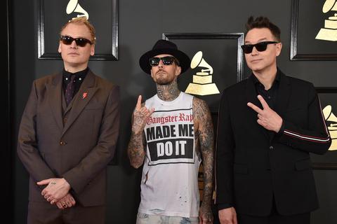 Matt Skiba (l-r), Travis Barker undnd Mark Hoppus von Blink-182 bei den Grammy Awards in Los Angeles. © Jordan Strauss/Invision/AP/dpa