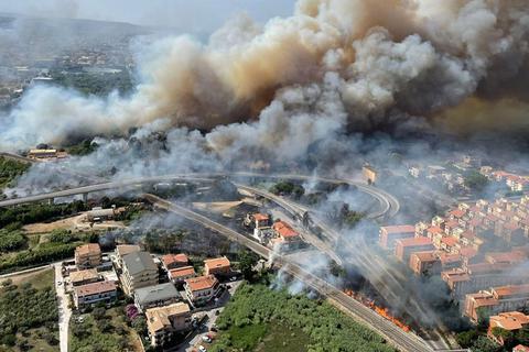 Dichter Rauch steigt von einem Waldbrand bei Pescara in Italien auf. Viele der Bewohner mussten evakuiert werden, nachdem das Feuer gefährlich nah an die Küstenorte gerückt war.  Foto: Uncredited/Italian Firefighters/AP/dpa