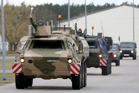 Eine Fahrzeugkolonne der Bundeswehr startet in der Greifenkaserne in Richtung Polen und Litauen. Die Bundeswehr verlegt über Polen militärische Einheiten für den Nato-Einsatz in Litauen. Foto: dpa