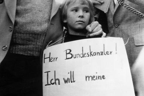 Am 17. Oktober 1977 demonstriert der zehnjährige Mike vor dem Kanzleramt in Bonn: Er will seine „Mutti wiederhaben“, die in der entführten „Landshut“ sitzt. Foto: ullstein bild - AP   Foto: ullstein bild - AP 