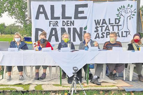 Die Gegner des Baus der A49 informieren über die geplante bundesweite Aktionswoche sowie über die Protestcamps in und um die Waldbesetzung am Dannenröder Forst. Foto: Gössl 