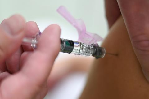 Ein Arzt impft eine Person mit einem Grippeimpfstoff. Symbolfoto: dpa