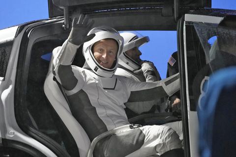 Der deutsche Astronaut Matthias Maurer auf dem Weg zum Spaceshuttle. Foto: dpa