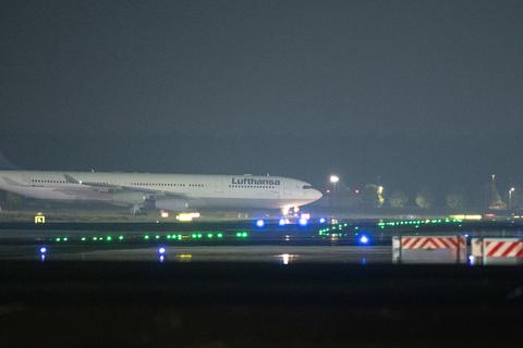 Mit einem Lufthansa-Flugzeug wurden Menschen aus dem usbekischen Taschkent nach Deutschland gebracht, die zuvor aus Afghanistan evakuiert wurden. Foto: dpa