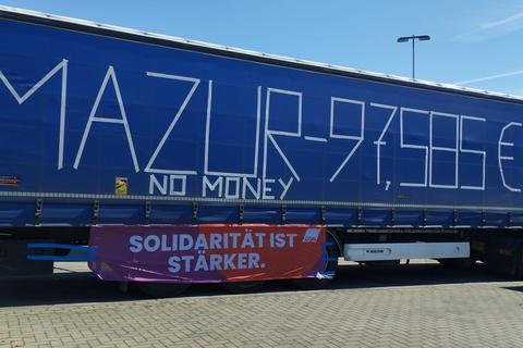 Auf einen der Lastwagen auf dem A5-Rasthof "Gräfenhausen-West" haben die streikenden Trucker am Mittwochmittag die Summe geschrieben, die sie nach eigener Aussage von Speditionschef Lukasz Mazur noch einfordern.