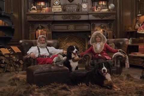 Zu sehen sind die Schauspieler Kurt Russell als Santa Claus und Goldie Hawn als Mrs. Claus in einer Szene des Films "The Christmas Chronicles". Foto: dpa