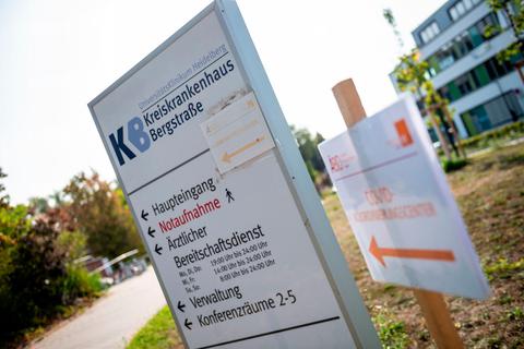 Nur ein einzelnes Schild weist auf das Corona-Testzentrum im Verwaltungsgebäude des Kreiskrankenhauses hin. Foto: Sascha Lotz 