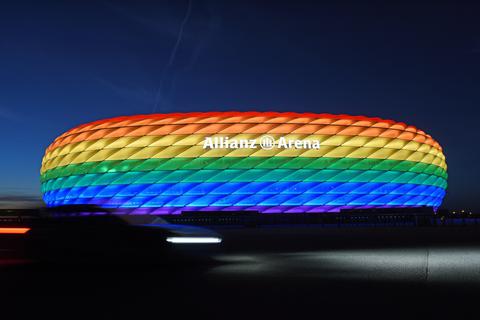 Die Münchner EM-Arena in Regenbogenfarben. Foto: dpa