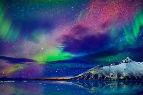 Während Polarlichter im hohen Norden alle Farben annehmen können, überwiegt bei uns in der Regel die Farbe Rot. Foto: WetterOnline/Shutterstock/obs