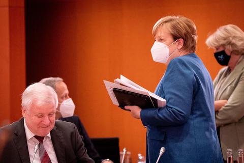 Im Bundeskanzleramt: Angela Merkel (CDU) und Horst Seehofer (CSU) zu Beginn der Sitzung des Bundeskabinetts. Der Bund will mit drastischen Maßnahmen die massiv steigenden Corona-Infektionszahlen in den Griff bekommen. Foto: dpa