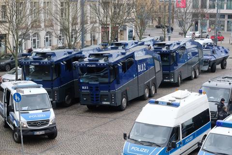 Mit Wasserwerfern und Räumpanzern war die Polizei in Halle und Leipzig vor Ort. Foto: dpa