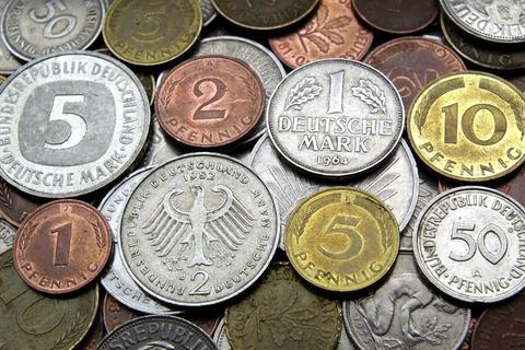 Die Deutschen horten noch immer die D-Mark in Scheinen und Münzen. 5,77 Milliarden Mark sind in Scheinen und 6.61 Milliarden Mark in Münzen noch nicht in Euro umgetauscht.  Foto: Bernd Wüstneck/Zentralbild/dpa