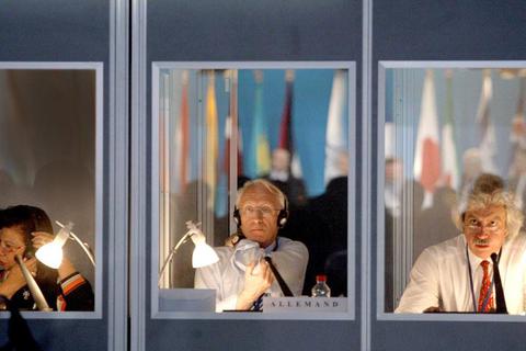 Wenn es, wie hier zu sehen, zu einer Parlamentarischen Versammlung der Nato in Paris kommt, stehen die Simultandolmetscher unter großem Druck. Fotos: imago/photothek/                     Thomas Koehler/UPI Photo