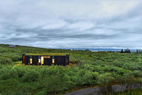 Bettet sich in die Landschaft ein: Haus im Südwesten Islands, bei dem die für den Bau abgetragene Vegetation nun auf dem Dach weiterwächst. © Edition Detail / Rafael Pinho