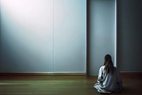 Angst und Sorgen – eine Welt voller Wände und verschlossener Türen © Fotos: Adobe Stock/creativeneko, Uni Zürich