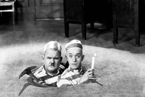 Beliebt, weil sie so schwer von Begriff waren: Filmszene aus  „Dem Henker entronnen“  mit Oliver Hardy (li.) und  Stan Laurel. Fotos: Imago/Mary Evans, Hedi-K. Ernst