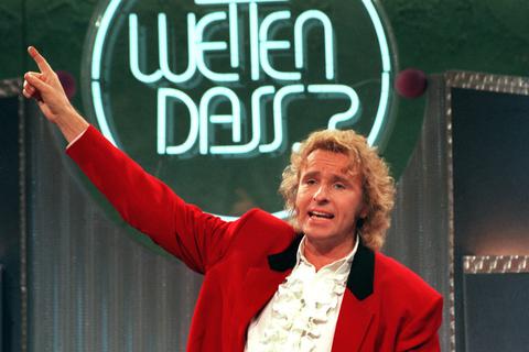 1995: Thomas Gottschalk vor dem Logo seiner Fernsehsendung "Wetten, dass...?" in Rostock.  Foto: dpa