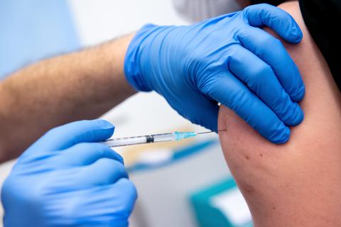 Ein Mensch wird gegen Corona geimpft. Foto: dpa