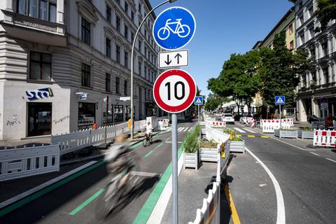 Gerade in Städten – hier ein Blick nach Berlin – ist die Verkehrspolitik ein Dauerbrenner. Angesichts der Vielzahl an Herausforderungen in den nächsten Jahren sprühen die Parteien in ihren Wahlprogrammen regelrecht vor Ideen. Foto: dpa