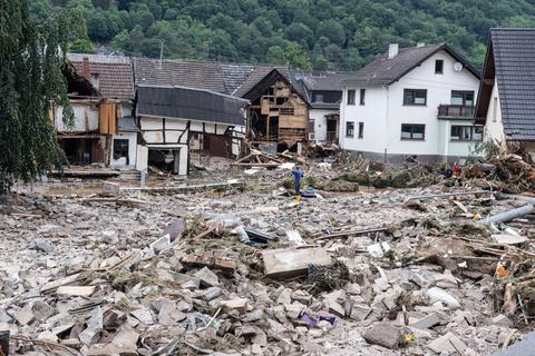 Ein Mann steht in dem Dorf im Kreis Ahrweiler nach dem Unwetter mit Hochwasser in den Schuttbergen. Mindestens sechs Häuser wurden durch die Fluten zerstört.  Foto: dpa