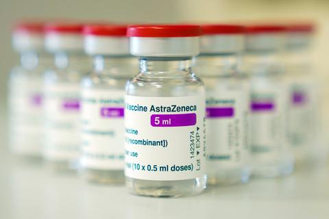 Ampullen mit dem Covid-19 Impfstoff des schwedisch-britischen Pharmakonzerns Astrazeneca.  Symbolbild: dpa