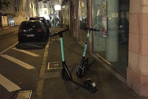 Wild abgestellte E-Scooter (hier in der Wiesbadener Innenstadt) sind vielerorts ein großes Ärgernis.